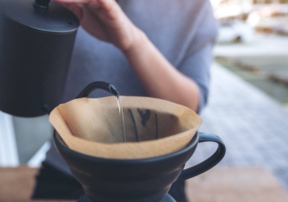 por qué el agua filtrada mejora el café